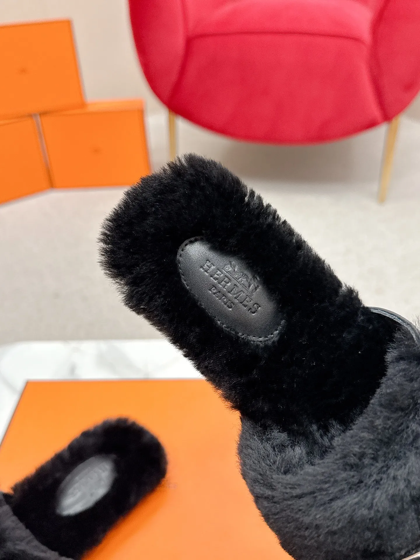 👟👟Ex-factory price 480👟👟 Hermes 🐎25/ Latest Autumn and Winter fur one-piece fur slippers KeIIy locks are embellished on the uppers with palladium plating to reflect low-key light. This year’s fabrics are made of lamb wool, which is fluffy and cute. It feels like stepping on clouds. Wear it barefoot or with socks, it is very fashionable 🎁 Paired with suit pants, it is an invisible shirt in the workplace. Echoing the knitted skirt, it has become a standard accessory for lazy afternoons. Pair it with jeans for a more casual style. ✔️Fabric: wool ✔️Inner lining: imported lamb wool ✔️Sole: original leather sole ✔️Size: #35-42 (customized at 40.41.42)